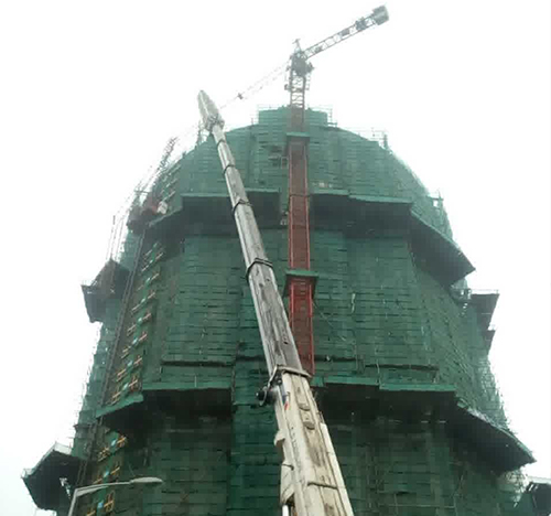 双峰吊车在工地上作业